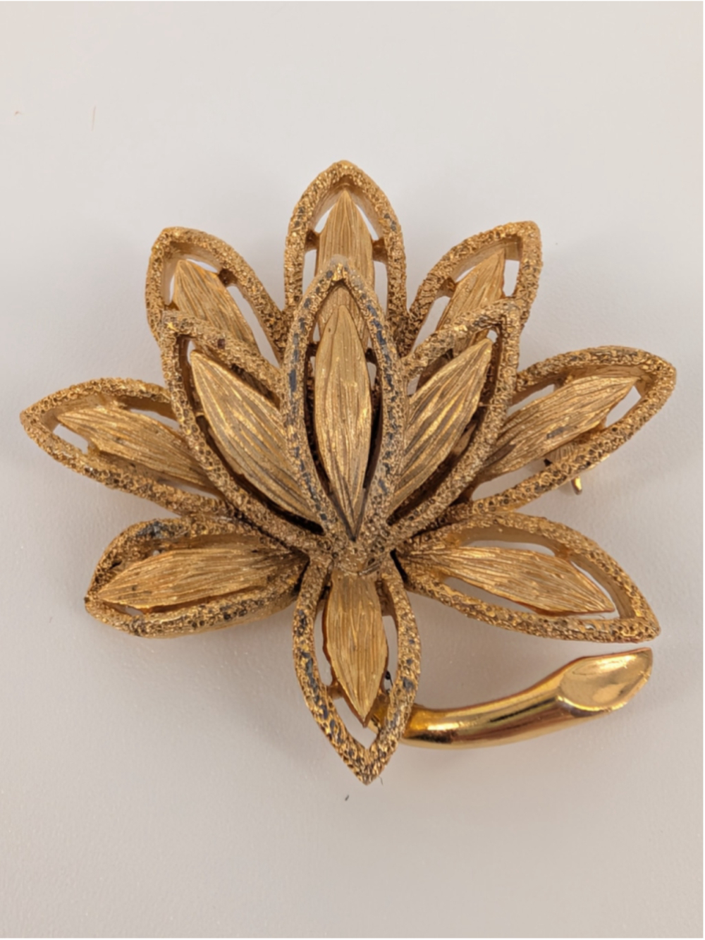 VTG 1971 Avon Precious Pretenders Lotus Flower Brooch Gold Tone Signed Brooched